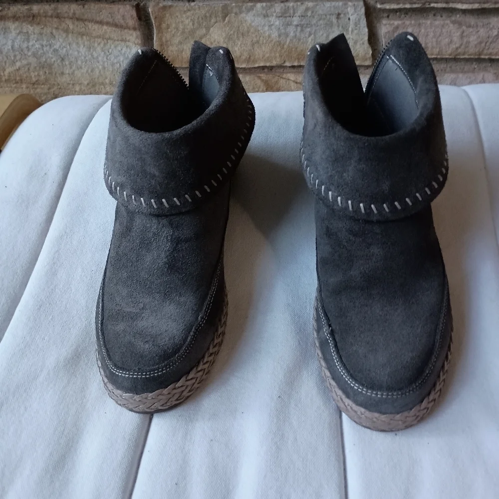 UGG stylish gray